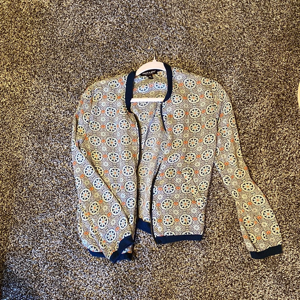 Light summer jacket with pattern